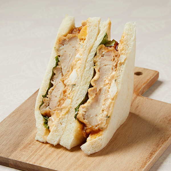 お皿に盛りつけた「タルタルソースが美味しい　チキン南蛮サンド」