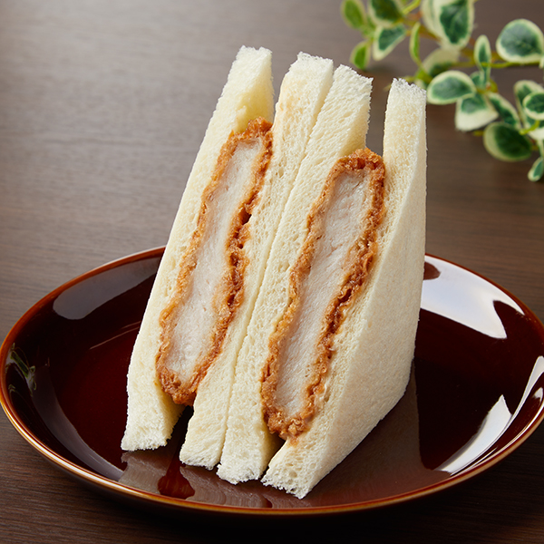 お皿に盛りつけた「三元豚　厚切りロースカツサンド」