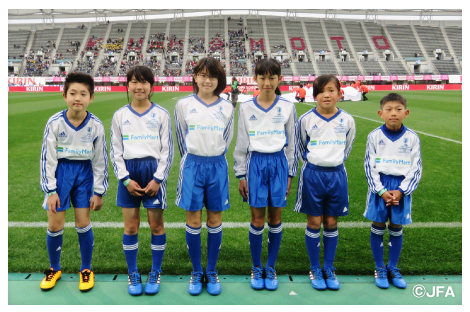 サッカー日本代表 ナショナルフラッグベアラーレポート キャンペーン ファミリーマート