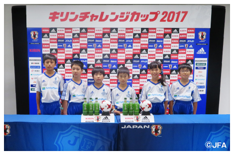 サッカー日本代表 ナショナルフラッグベアラーレポート キャンペーン ファミリーマート