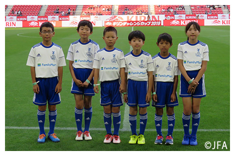 サッカー日本代表 ナショナルフラッグベアラーレポート キャンペーン ファミリーマート