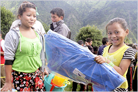  地震による被災地で緊急支援物資を配布（ネパール）