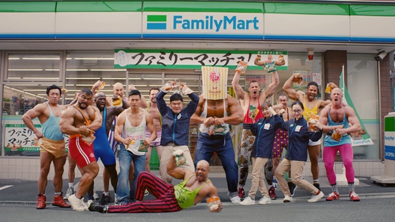 あなたとコンビに ファミリーマッチョ インスタに舞い降りた天使が公認 マッチョは映 ば える ２０１９年は男も女もマッチョ化 年のはじめにトンデモなく力強い面白映像が完成 国産鶏サラダチキン ｔｖｃｍ ファミリーマッチョ 篇解禁 ニュース