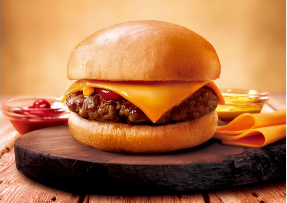 ファミマのハンバーガー 全面リニューアル 香ばしく ふっくら食感のこだわり旨みパティに自信あり 毎日食べたい美味しさをお届けします ニュースリリース ファミリーマート