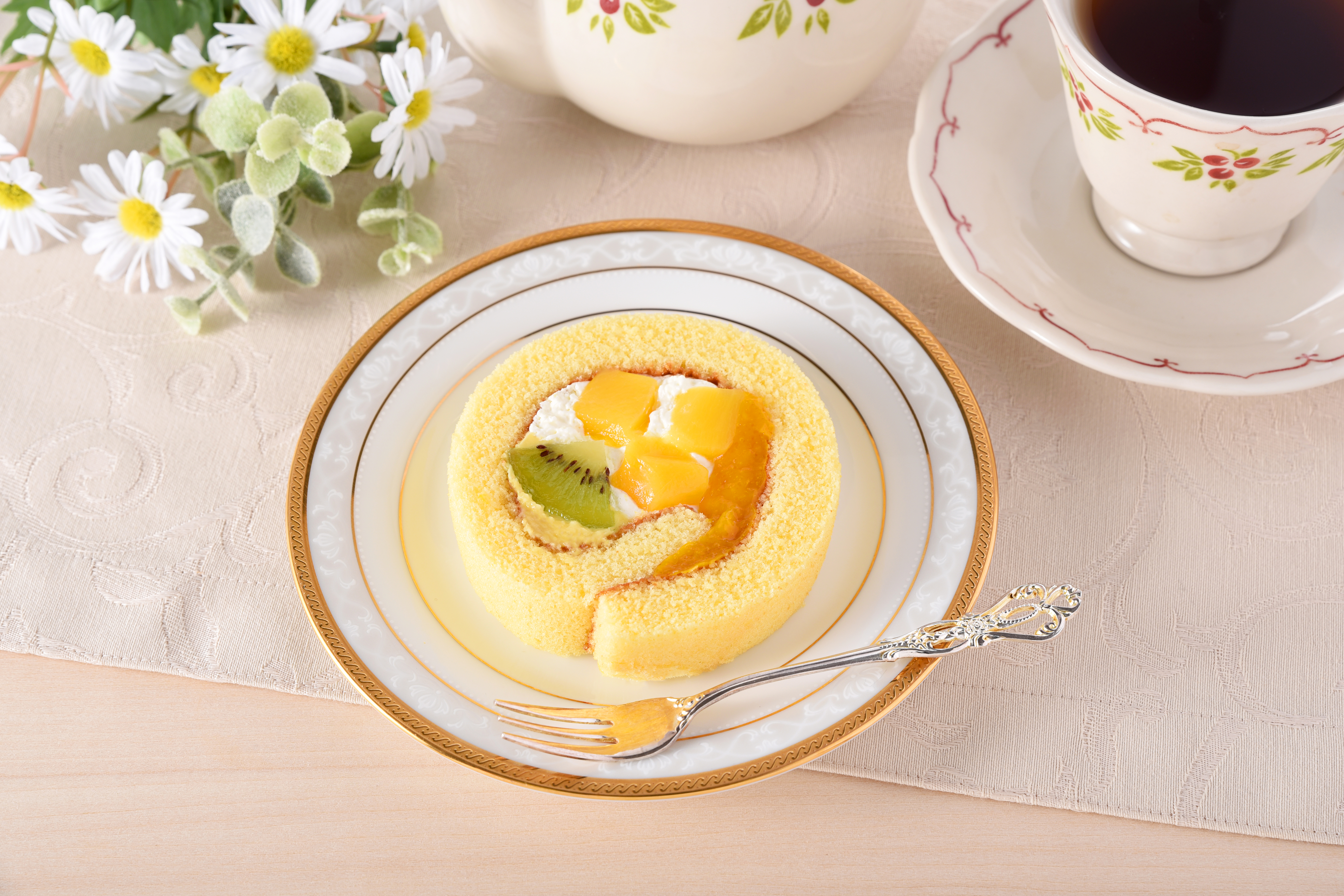 ファミマスイーツ から 夏の訪れを感じる鮮やかフルーツロールをお届け Patisserie Kihachi監修 待望の第2弾 夏のフルーツロール マンゴートライフル 7月7日 火 より発売 ニュースリリース ファミリーマート