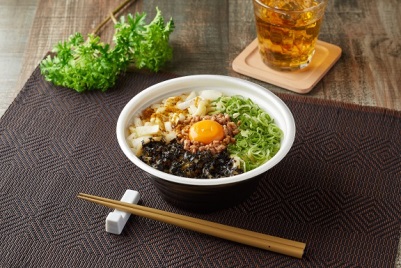 5種類のだしと16種類のスパイスが決め手の 新感覚 まぜ麺 汁なしカレーうどん 発売 うどん は300g ボリューム満点でクセになる味わい ニュースリリース ファミリーマート