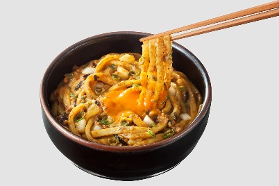 5種類のだしと16種類のスパイスが決め手の 新感覚 まぜ麺 汁なしカレーうどん 発売 うどんは300g ボリューム満点でクセになる味わい ニュースリリース ファミリーマート