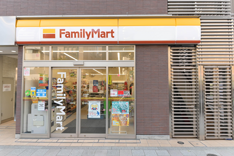 ファミマ40周年 ４０のいいこと の１つ もっと美味しく いよいよ本日より驚きの23種類が登場する ファミマ 夏のカレー祭り 開催 期間限定で ファミマ3店舗の看板がカレー色に 玉木宏さん 吉田鋼太郎さん出演の新tvcmも公開 ファミリーマート ニュース