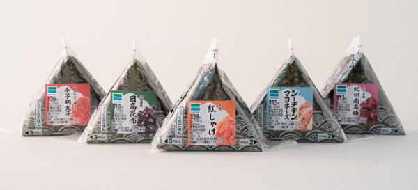 ファミマ40周年 40のいいこと の1つ もっと美味しく 定番おむすび5種類をリニューアル 新製法で ひとくち目からよりおいしく 直接手を触れずに食べられる ブラインド調査でも高評価を獲得した ファミマの 手巻おむすび 7月13日 火 より発売 ファミマ40周年 40のいいこと の1つ もっと美味しく 定番おむすび5種類をリニューアル 新製法で ひとくち目からよりおいしく 直接手を触れずに食べられる ブラインド調査でも高評価を獲得した ファミマの 手巻おむすび 7月13日 火 より発売