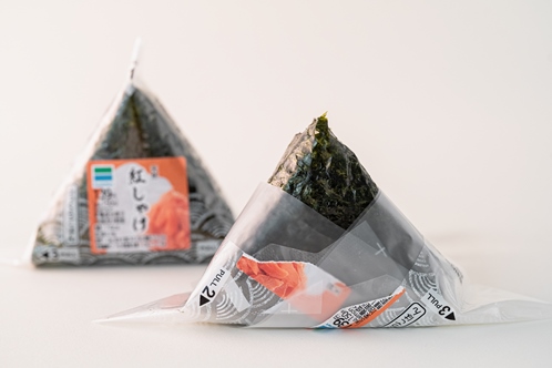 ファミマ40周年 40のいいこと の1つ もっと美味しく 定番おむすび5種類をリニューアル 新製法で ひとくち目からよりおいしく 直接手を触れずに食べられる ブラインド調査でも高評価を獲得した ファミマの 手巻おむすび 7月13日 火 より発売