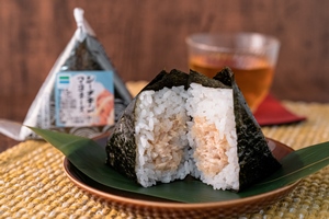ファミマ40周年 40のいいこと の1つ もっと美味しく 定番おむすび5種類をリニューアル 新製法で ひとくち目からよりおいしく 直接手を触れずに食べられる ブラインド調査でも高評価を獲得した ファミマの 手巻おむすび 7月13日 火 ファミマ40周年 40のいいこと の1つ もっと美味しく 定番おむすび5種類をリニューアル 新製法で ひとくち目からよりおいしく 直接手を触れずに食べられる ブラインド調査でも高評価を獲得した ファミマの 手巻おむすび 7月13日 火