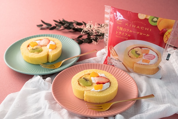 Patisserie Kihachi監修のスイーツが再登場 春の訪れを告げる 彩り鮮やかなロールケーキ 5種のフルーツロール トライフル を発売 ファミリーマート ニュースリリース