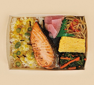 ファミマの40周年は 40のいいこと ファミマecoビジョン50 プラスチック削減に向けた取り組み 弁当 寿司の一部を紙製容器へ変更 1食あたり 約40 のプラスチック使用量削減へ ファミリーマート ニュースリリース