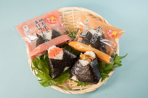 ファミリーマートのおむすびに新たなシリーズが登場 見た目でも美味しさを感じられる 具だくさん おむすび 新発売 第1弾は 明太子と漬けサーモン かき揚げ