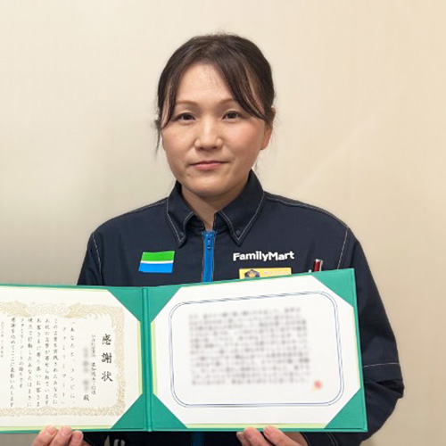 感謝状を持ったストアスタッフの写真