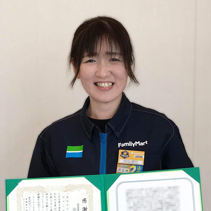 感謝状を持ったストアスタッフの写真