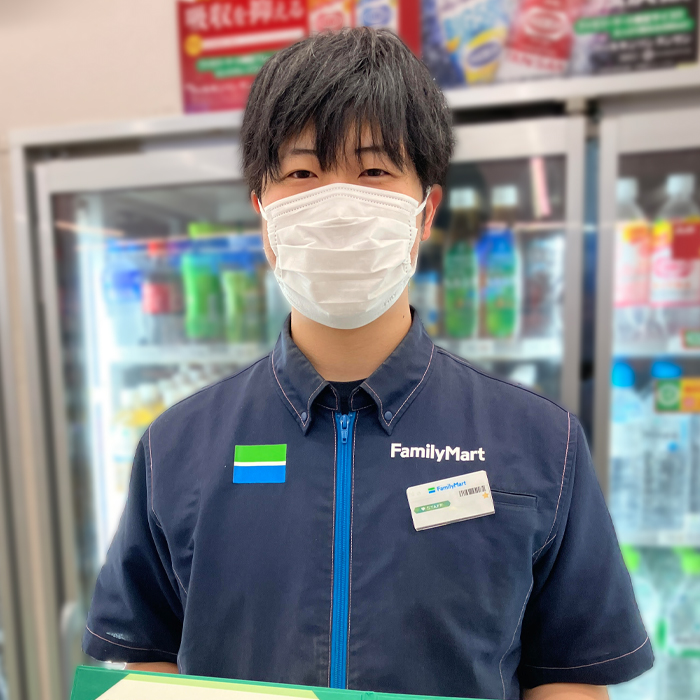 感謝状を持ったストアスタッフの写真