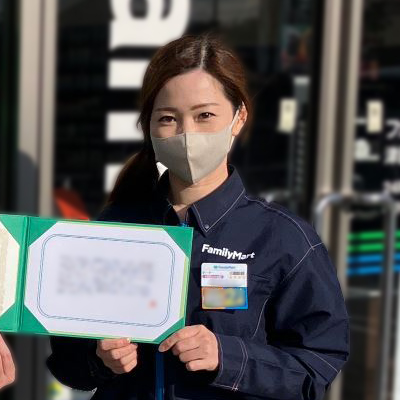 感謝状を持ったストアスタッフの写真