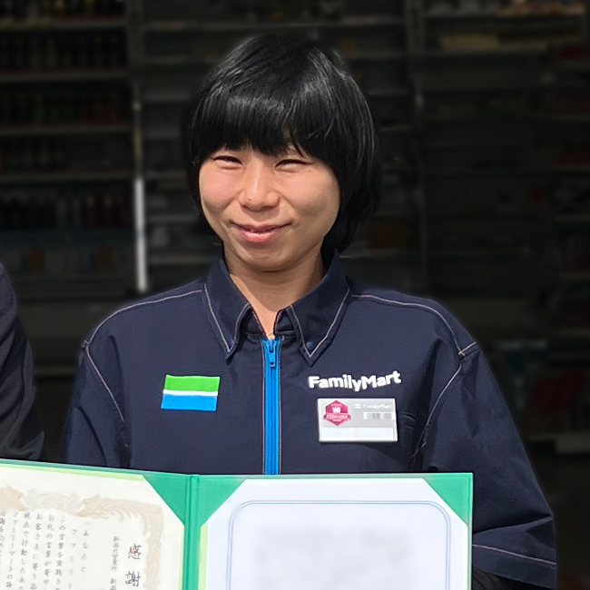 感謝状を持ったストアスタッフの写真