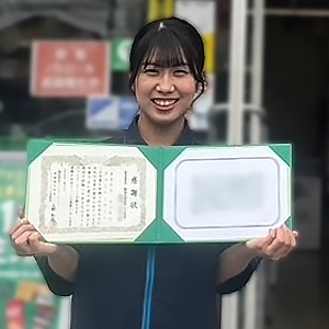 感謝状を持ったストアスタッフの写真