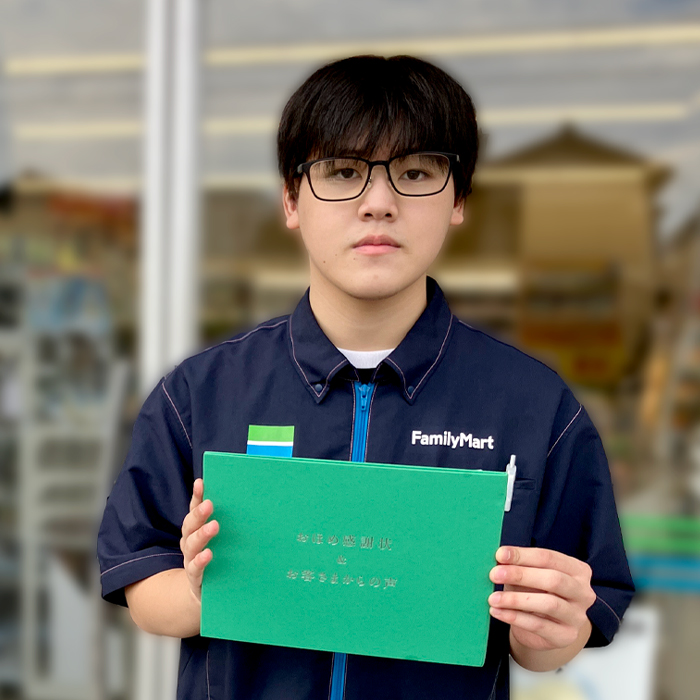 感謝状を持ったストアスタッフの写真