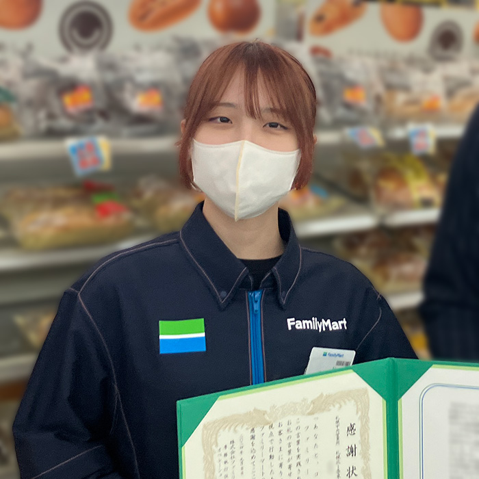 感謝状を持ったストアスタッフの写真
