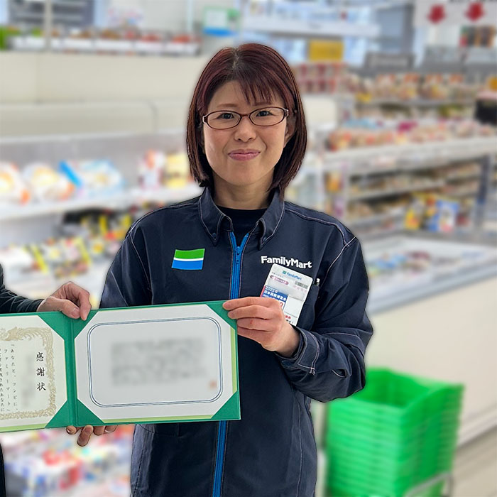 感謝状を持った女性の写真