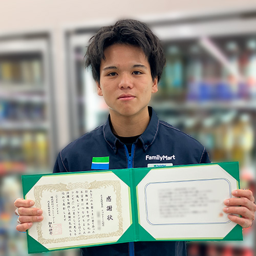 感謝状を持ったストアスタッフの写真