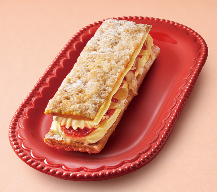 お皿に盛りつけたられた「凍ったまま食べるいちごミルフィーユ」