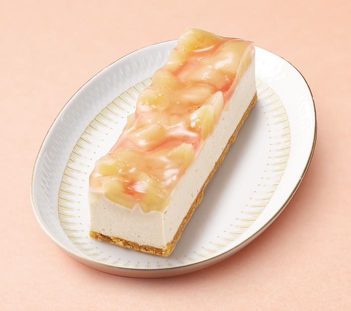 お皿に盛りつけたられた「凍ったまま食べる白桃と紅茶のタルト」