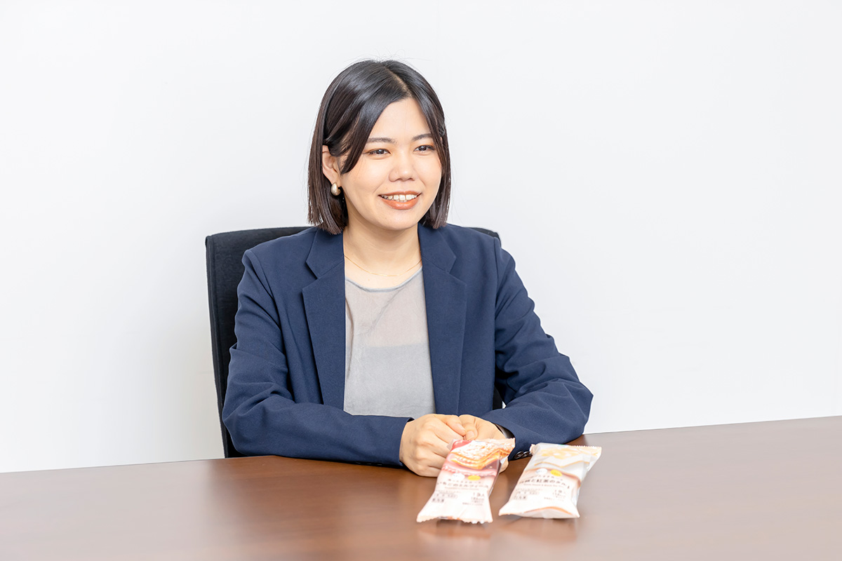 インタビューに応じる重田さんの写真