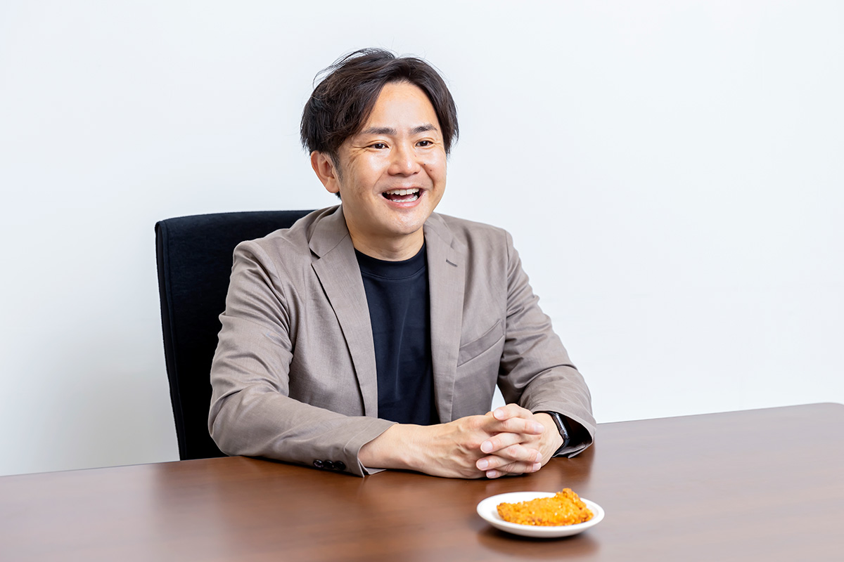 インタビューに応じる和田さんの写真