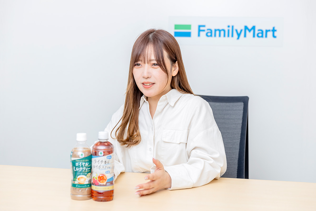 インタビューに応じる櫛田さんの写真