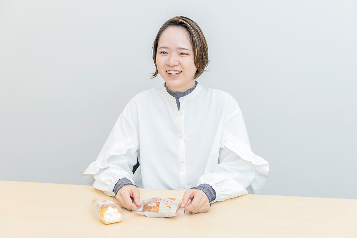インタビューに応じる相澤さんの写真