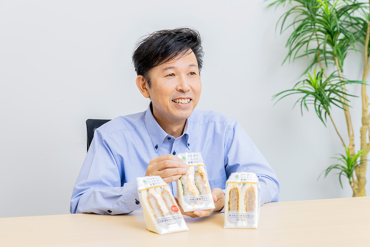 インタビューに応じる川島さんの写真