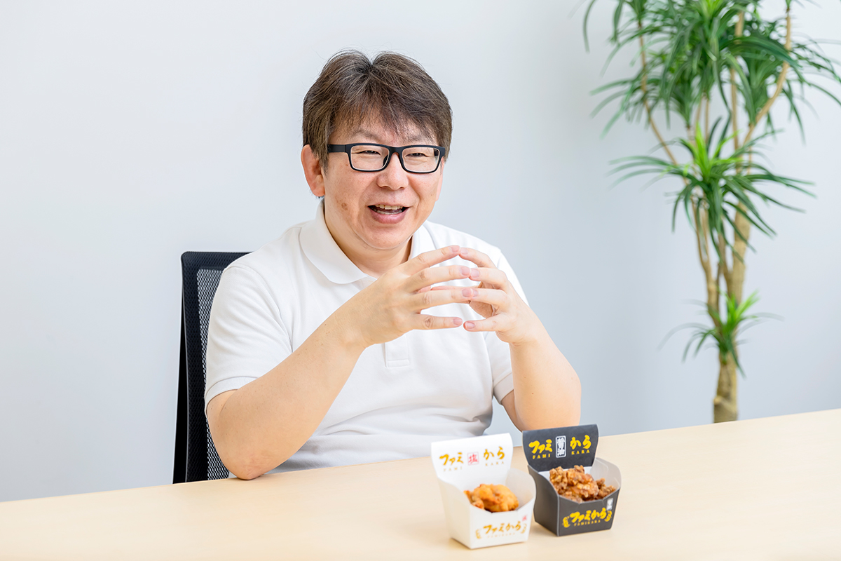 インタビューに応じる正田さんの写真