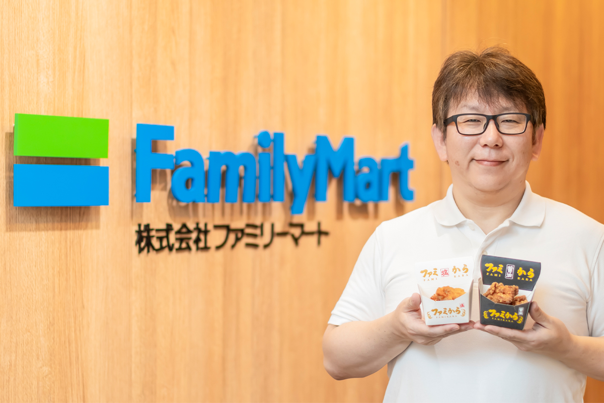 ファミから（醤油）（塩）を持った正田さんの写真