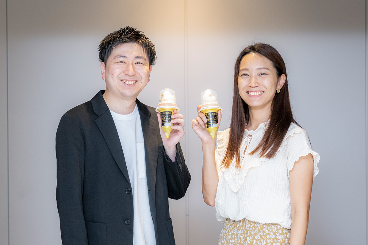 「ファミマルPREMIUM ワッフルコーン贅沢ミルク」を持ち笑顔の林田さんと野辺地さんの写真
