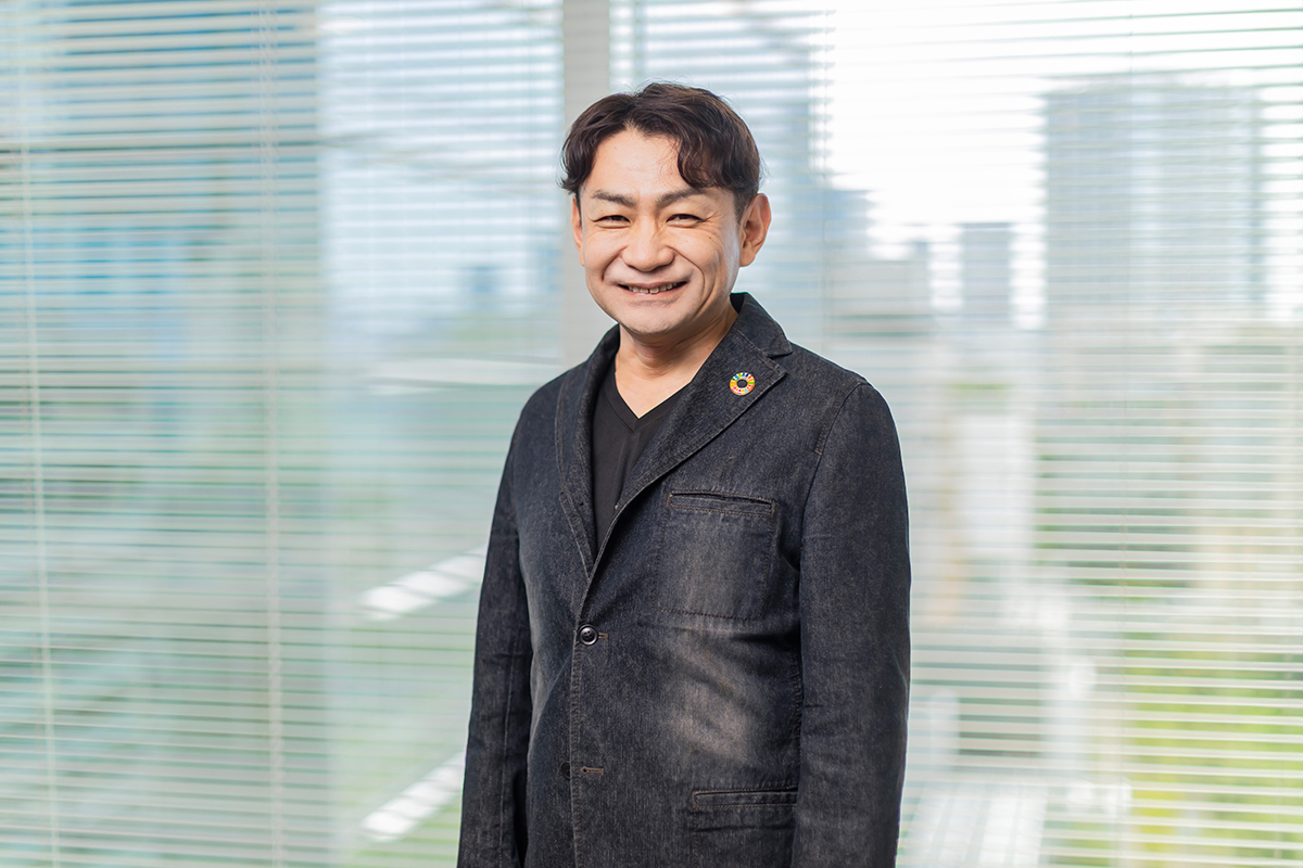 笑顔の鈴木さんの写真