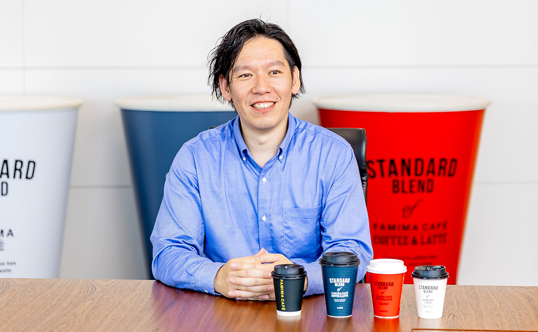 インタビューに応じる高見沢さんの写真