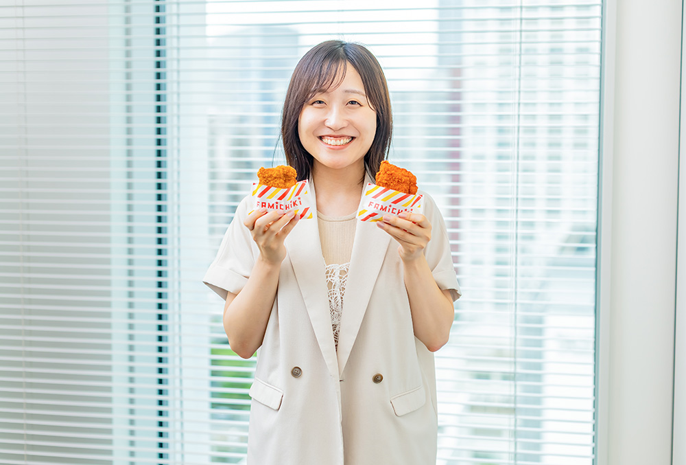 ファミチキを持った笑顔の池田さんの写真