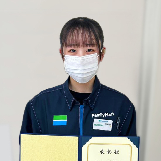 感謝状を持ったストアスタッフの写真