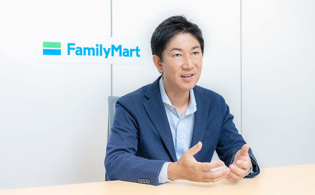 笑顔でインタビューに応じる太田さん