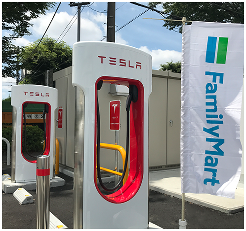 ファミリーマートの駐車場に設置されたテスラ スーパーチャージャー