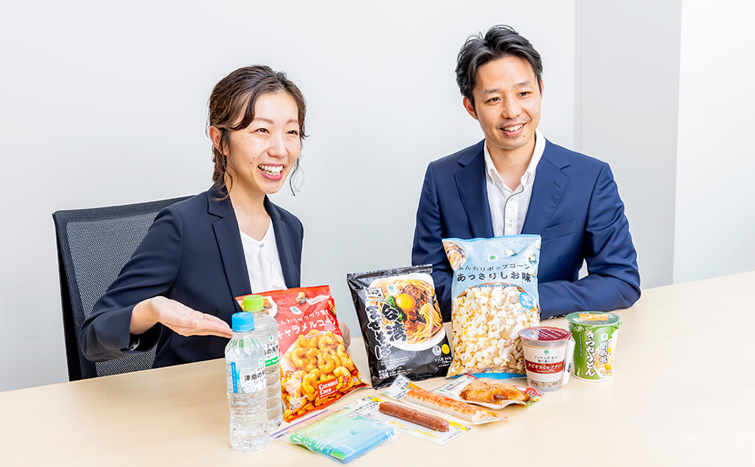インタビューに笑顔で応じる酒井さんと平尾さんの写真