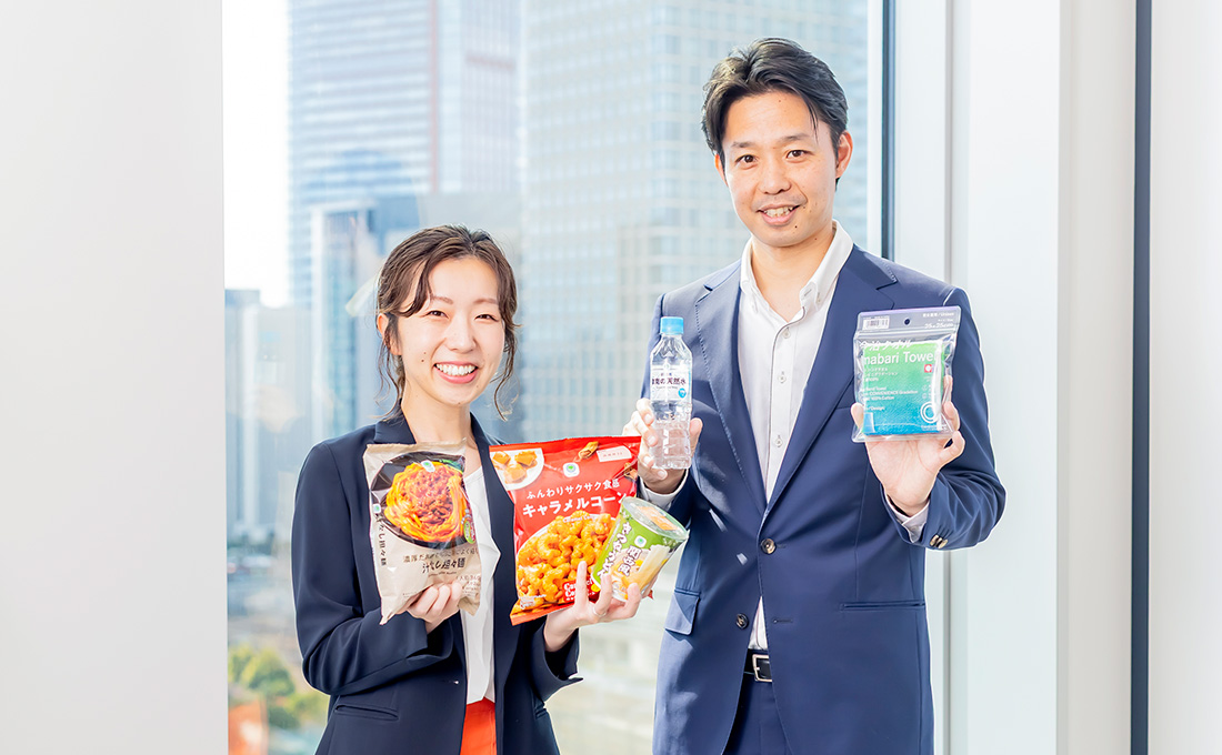 お礼品を手に笑顔の酒井さんと平尾さんの写真