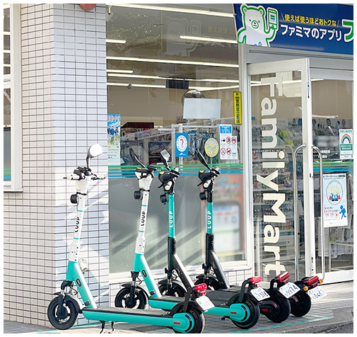 ファミリーマートの駐車場に設置されたテスラ スーパーチャージャー