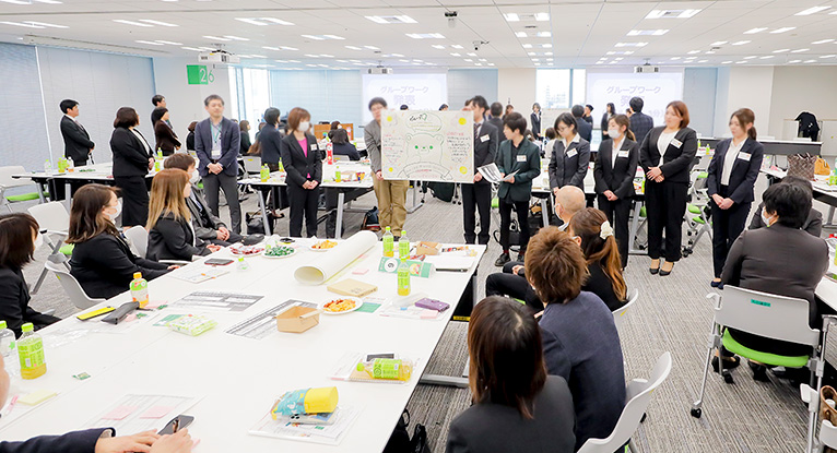 会議室で発表を行っている様子