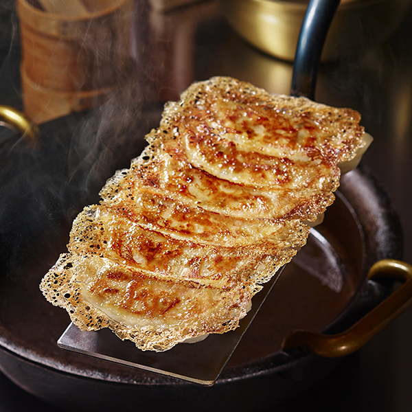 焼き目がパリパリ 羽根つき餃子 商品情報 ファミリーマート 焼き目がパリパリ 羽根つき餃子 商品情報 ファミリーマート