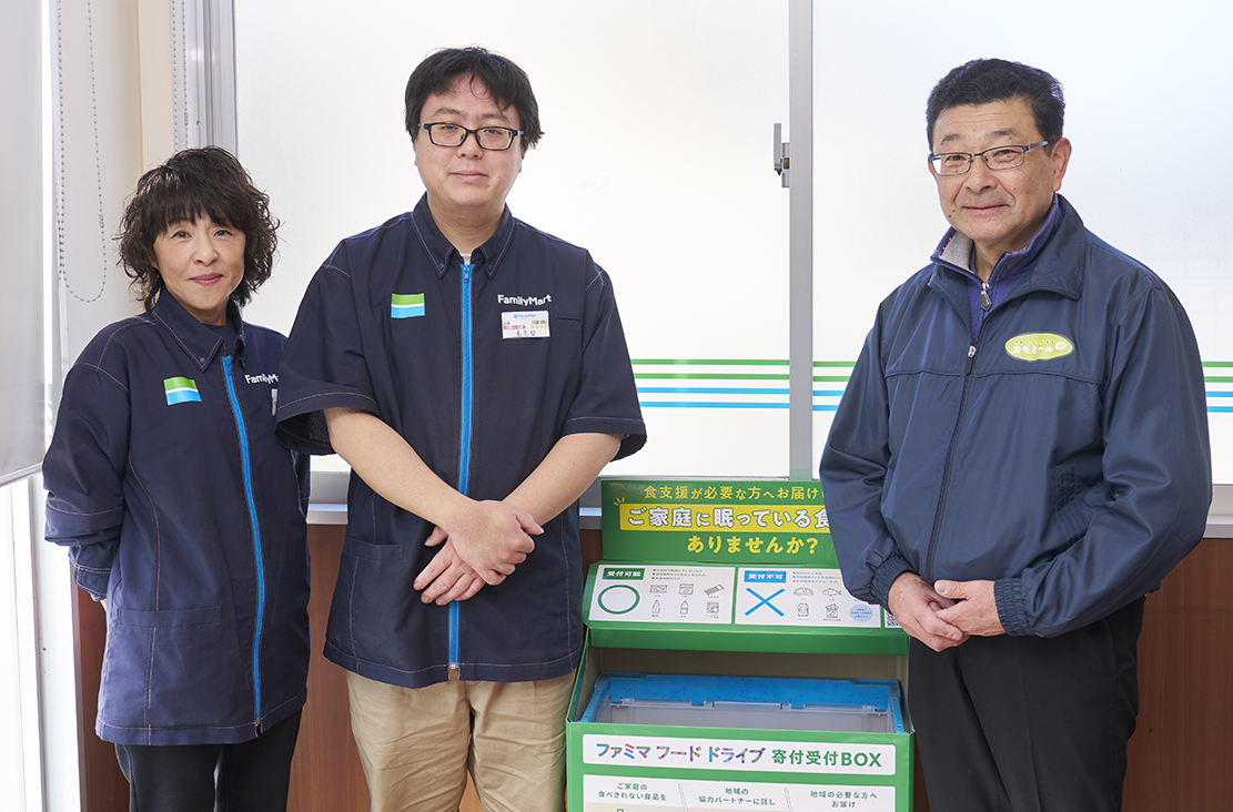 フードドライブボックスと店長、スタッフ、ボランティアの方